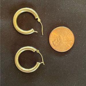 14K Gold (solid) yellow (1.18 grams) hoop earrings